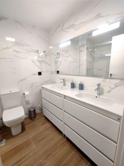 Appartamento Vivienda Alameda De Santiago San Giacomo di Compostella Esterno foto